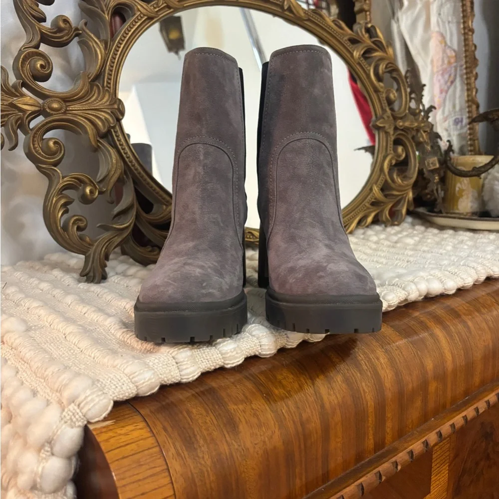 NWOT Casadei Italian Gray Suede Heeled Ankle Boots, sz 38.5 - Picture 4 of 6
